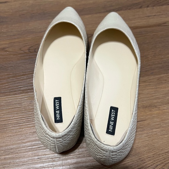 Nine West NEW Off-White Reptile Textured Almond Toe Flats - Picture 2 of 7
